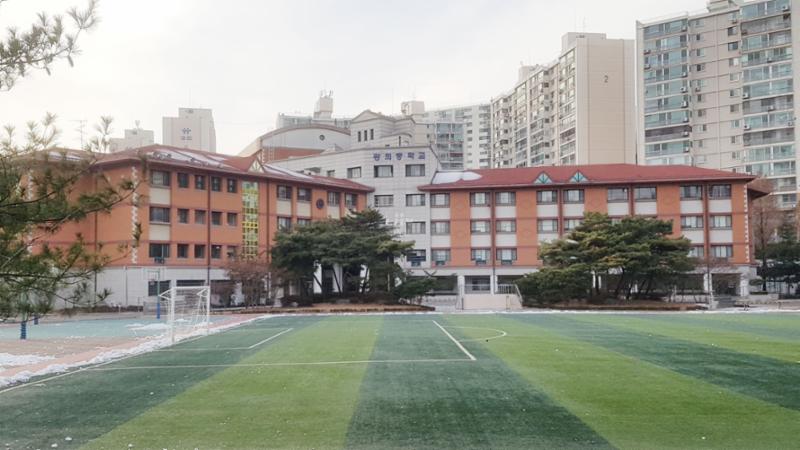 단지 주변에 중학교가 위치하여 있습니다