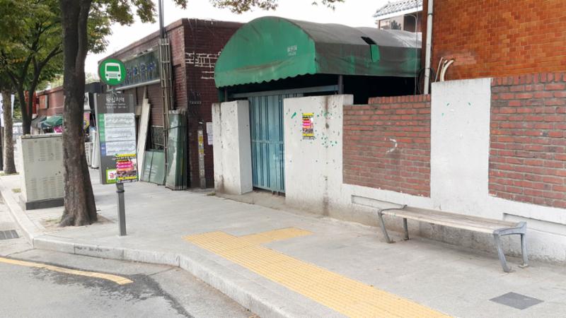단지 인근에 위치한 버스정류장입니다