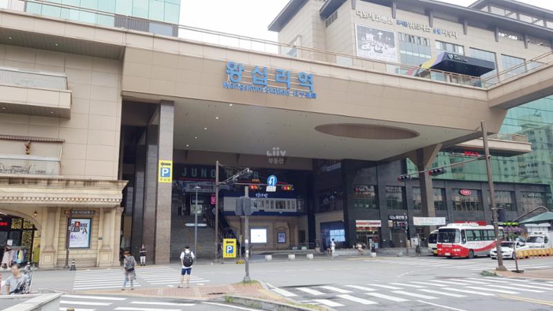 단지에서 조금만 이동하면 왕십리역을 이용할 수 있고, 역과 함께 대형백화점, 영화관이  있어서 쇼핑과 문화생활을 함께 누릴 수 있습니다