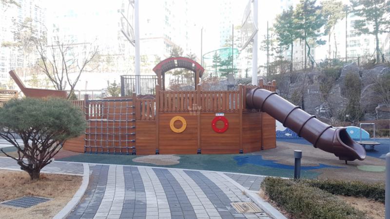 아이들이 뛰어놀 수 있는 놀이터이에요