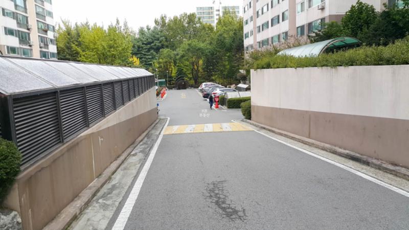 지상주차장과 인접한 단지내 도로 입니다