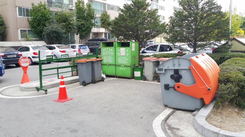 쓰레기, 재활용쓰레기를 버릴 수 있도록 공간이 마련되어 있고 깨끗하게 잘 정돈되고 계수대가 설치되어 있어 주민들이 편리하게 이용할 수 있어요