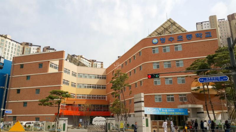 단지 주변에 위치한 청수초등학교입니다