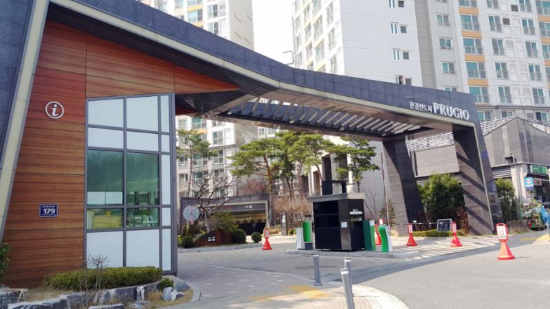 대리석으로 마감되어 깔끔한 느낌이 물씬 풍기는 한강신도시푸르지오 정문이에요