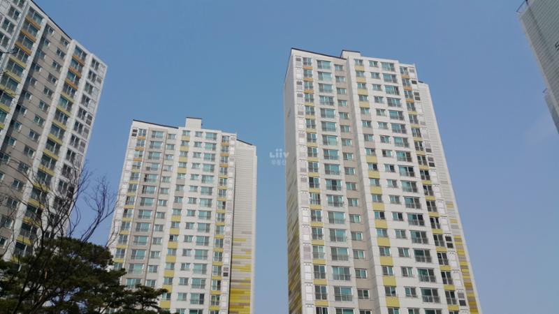 한강신도시푸르지오는 2017년에 완공된 신축 단지답게 세련된 단지 외관 디자인이 돋보이며 깨끗한 외관 상태를 보여주고 있어요