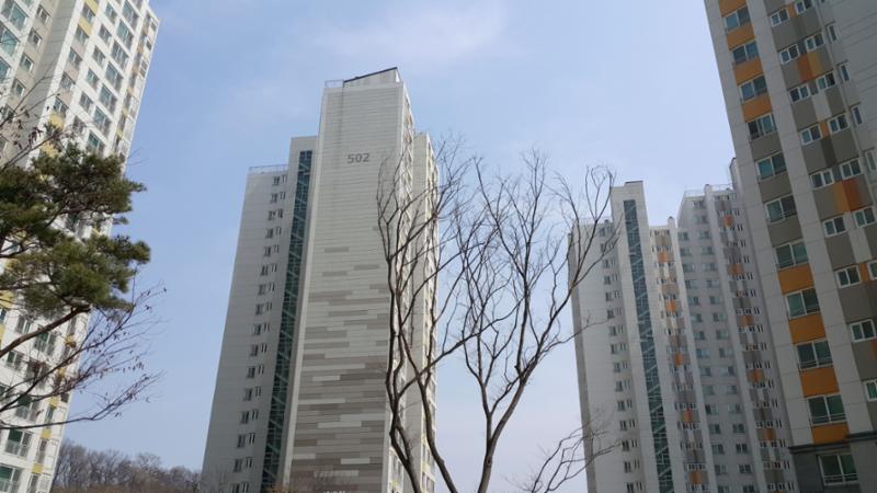 한강신도시푸르지오의 깔끔하고 세련된 전경 사진이에요