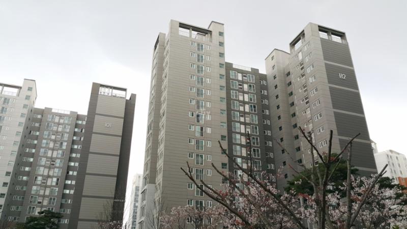단지만의 특별한 외관 디자인으로 품격있고 고급스러움이 느껴지는 단지 모습이에요