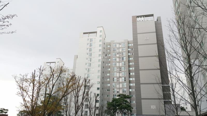 고급스러운 디자인과 차별화된 분위기로 단지의 품격을 한층 더 높이는 풍경마을한강한라비발디 아파트 단지전경 모습이에요
