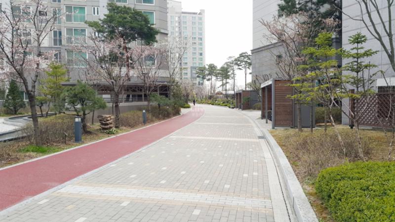 단지 내에 위치한 보행로이고요~ 단지 안으로 차량 출입이 불가능하고 녹지공간과 어우러져 있으며, 각각의 위치에 커뮤니티 시설이 위치해 있어 좋아요