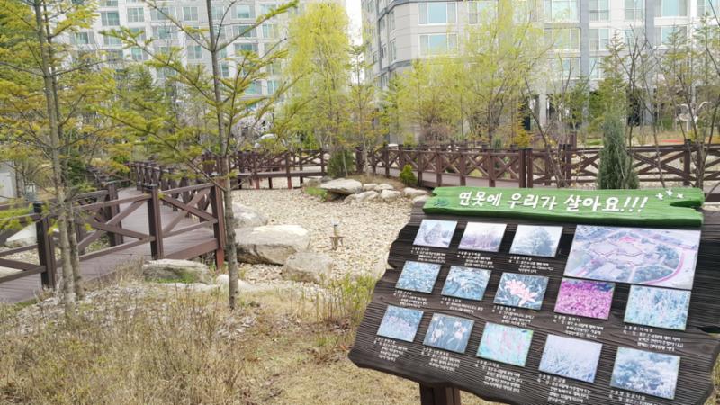 단지 내 위치한 공원으로 산책로와 입주민 운동시설들이 배치되어 있고 분수대 및 수변시설이 설치되어 있어 편리하게 이용하실 수 있어요