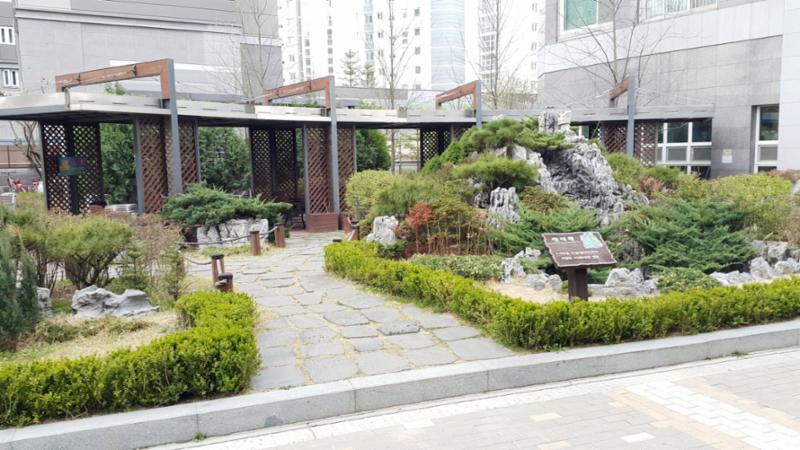 자연 친화적인 공간으로 꾸며진 단지 내 휴게시설이에요