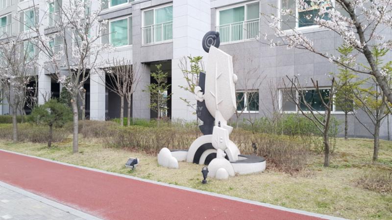 단지 내 산책로에 위치한 독특한 모양의 조형물이에요