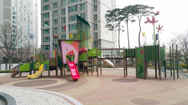 안전 바닥재를 설치한 놀이터에요