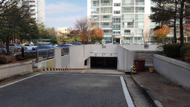 지하로 연결되어 있는 지하주차장 출입구이에요
