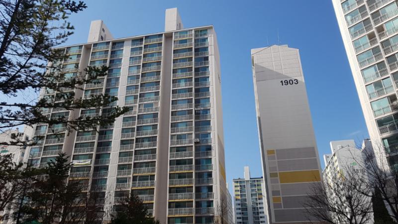 1998년에 지어진 단지인 만큼 부분적으로 연식이 느껴지지만 페인트로 재마감해 깔끔한 외관을 자랑하며, 전체적으로 양호하게 관리된 단지 외관이에요