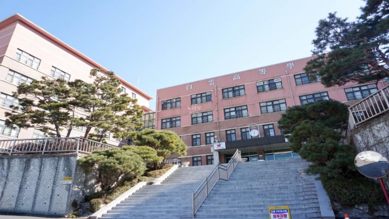 단지와 인접한 곳에 교육시설이 위치하고 있어 대중교통을 이용하지 않고도 편안하게 통학이 가능한 거리로 학생들은 편리하게 다닐수 있어서 좋습니다