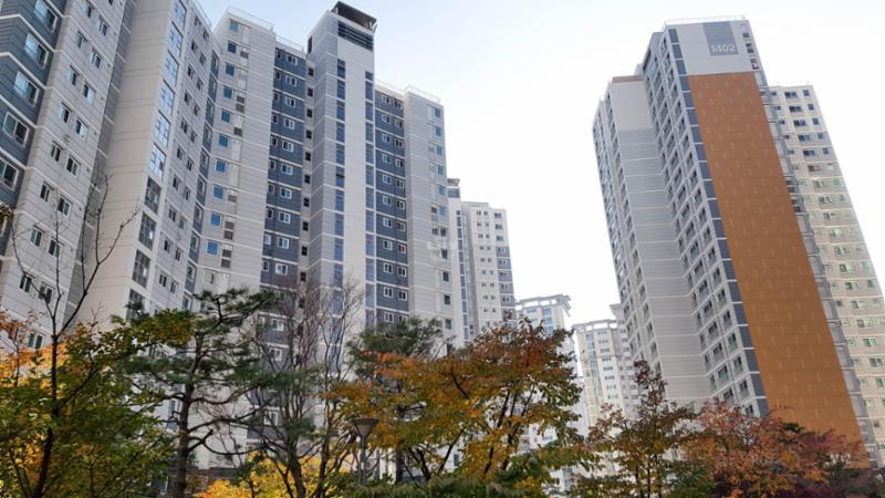2012년도에 입주한 단지로 깔끔한 외관 디자인과 따뜻한 색감이 돋보이는 단지 외관이에요