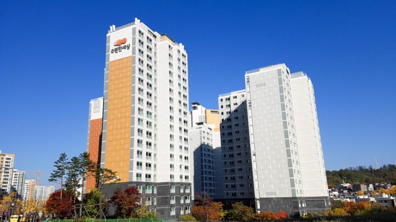 단지 주변으로 학의천이 흐르고 있어 단지 내에서도 쾌적한 자연환경을 감상할 수 있어요