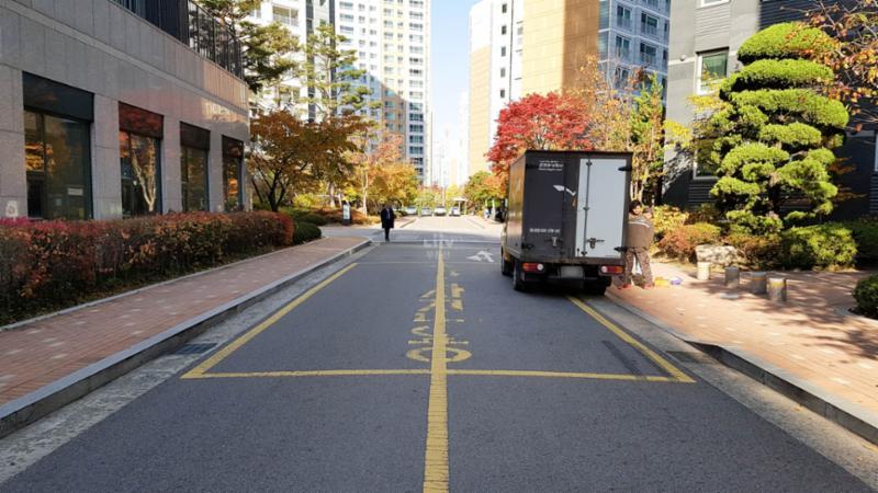 차량 통행로와 보행로가 분리되어 있어 보행자들의 안전에 신경을 쓴 단지 내 도로에요