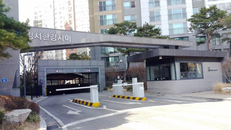 정문 출입구에서 바로 이어지는 지하주차장 출입구예요