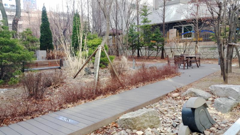 단지 곳곳에 파라솔과 테이블이 설치되어 있는 쉼터로, 멋스러운 조경이 어우러져 있어 여유로운 휴식을 즐길 수 있어요