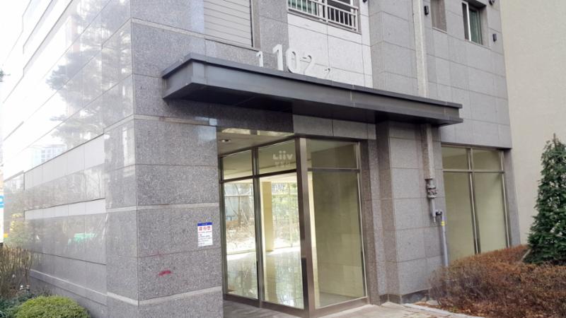 102동 1층 공용현관이에요