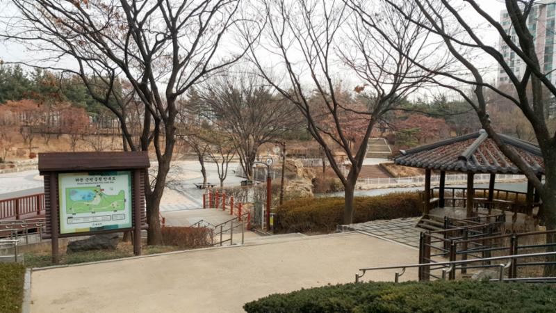 단지 근처에 공원시설이 위치하고 있어 자동차를 이용하지 않고 도보를 이용하여 주말에 가족들과 나들이 가기에 좋을것 같습니다