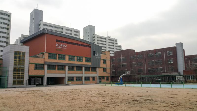 단지 주변에 공진죽학교가 위치하여 있습니다