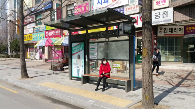 단지와 인접해 있는 버스정류장[한강타운]입니다