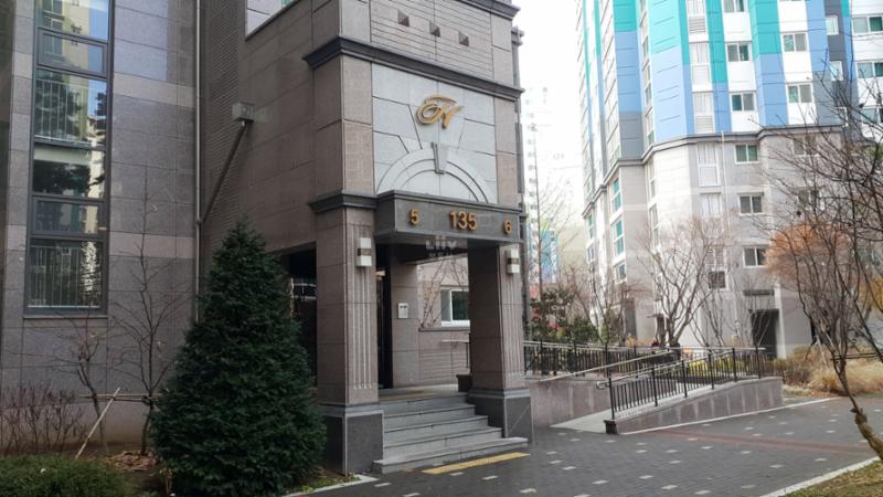 고급스러운 디자인의 공용현관 입구에요