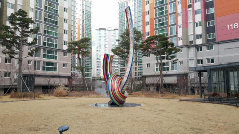 멋스러운 조경시설과 조화롭게 꾸며진 주민쉼터 공간이에요