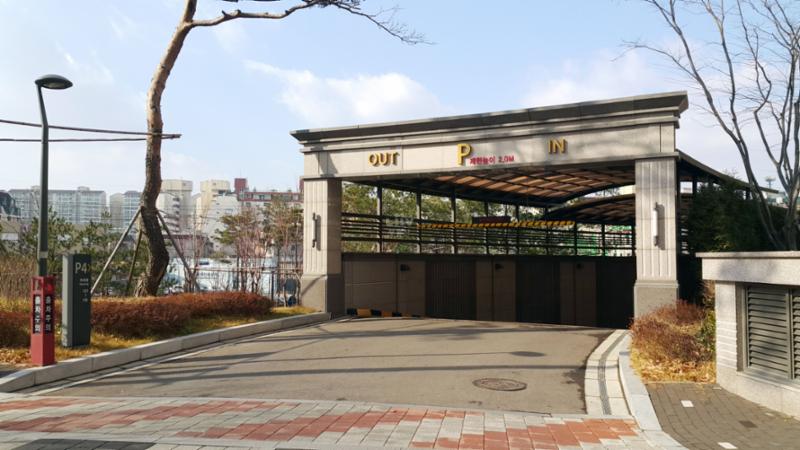 강서힐스테이트 지하주차장 출입구 모습이에요