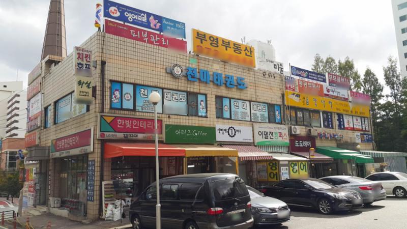 단지 내 상가가 배치되어 있고 다양한 업종의 상가들이 입점해  입주민들이 멀리 가지 않아도 편리하게 이용할 수 있도록 신경 쓴 모습이에요