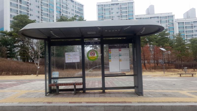 단지 바로 앞에 있는 버스정류장입니다