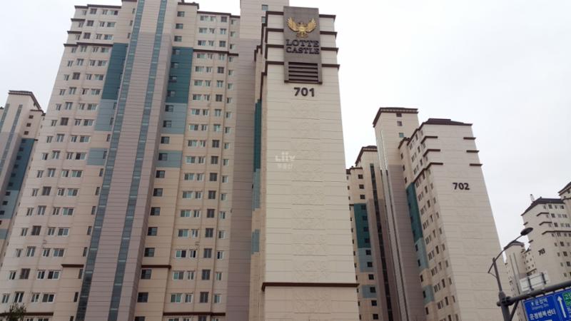 롯데캐슬 단지만의 특별한 외관 디자인으로 품격 있고 고급스러움이 느껴지는 단지 모습이에요