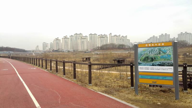 단지 근처에 위치한 운정호수공원입니다
