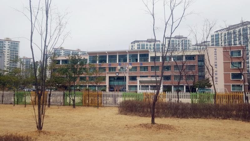 단지 주변에 위치한 지산중학교입니다