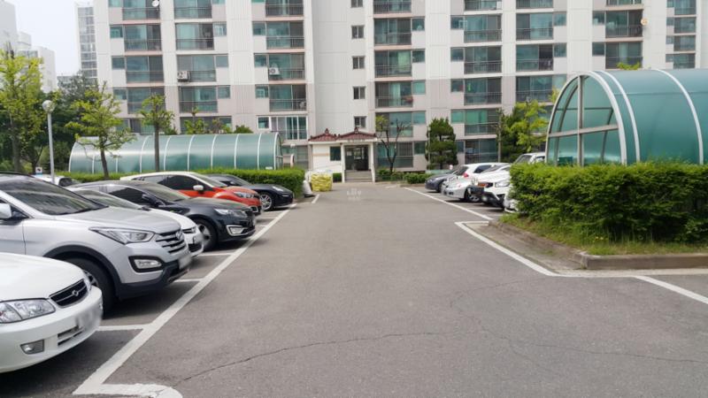 단지 내 지상주차장 모습이에요