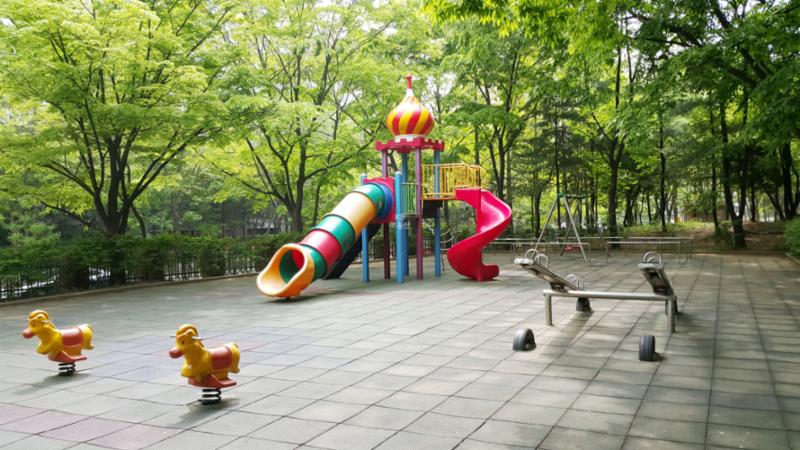 단지 내 2개의 놀이터가 마련되어 있어요