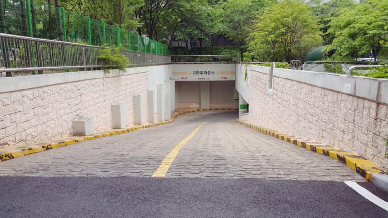 단지 내 주차장 출입구이고요