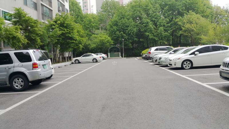 단지 내 지상주차장 모습이에요