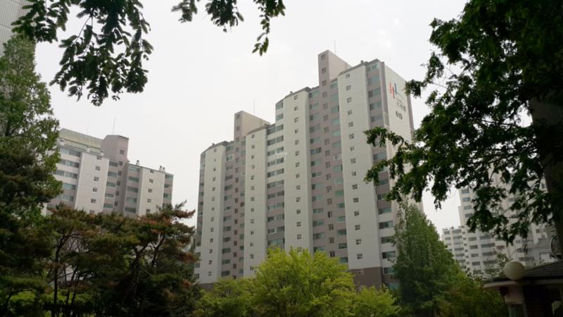 1996년 4월에 지어진 단지인 만큼 부분적으로 연식이 느껴지지만 전체적으로 양호하게 관리된 단지 외관이에요