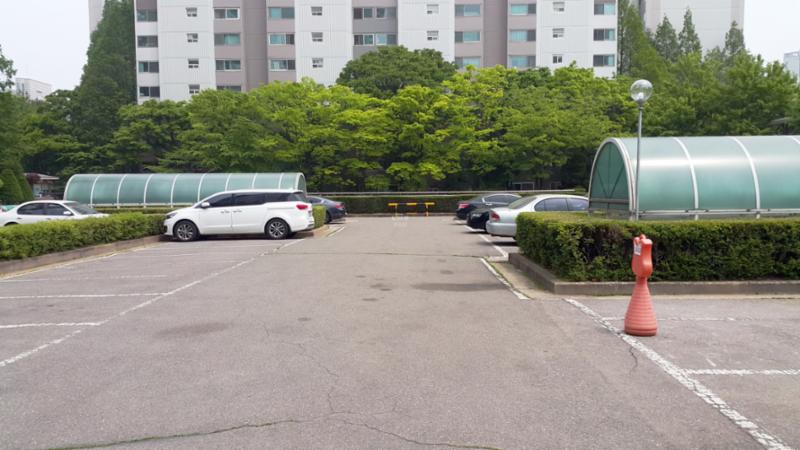 단지 내 지상주차장 모습이에요