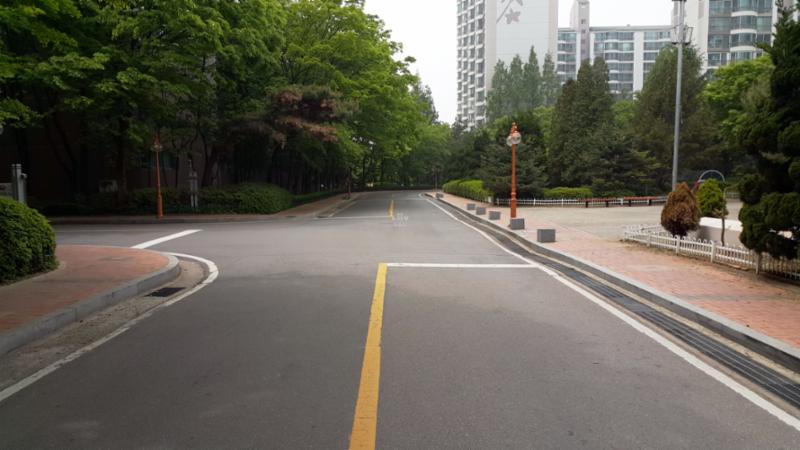 은빛6단지프라웰아파트 단지 내 도로입니다
