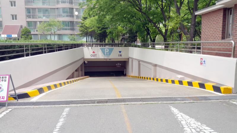 단지 내 주차장 출입구이고요