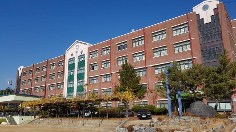 도보 10분거리에 위치한 화정중학교 입니다