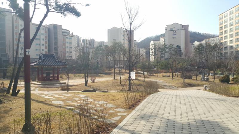 단지 주변으로 근린공원이 위치해 있습니다