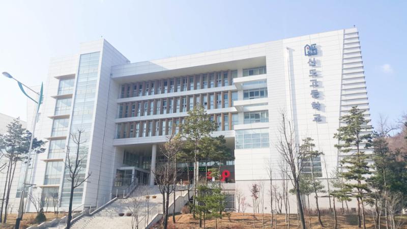 단지와 인접한 곳에 교육시설이 위치하고 있어 대중교통을 이용하지 않고도 편안하게 통학이 가능한 거리로 학생들은 편리하게 다닐수 있어서 좋습니다