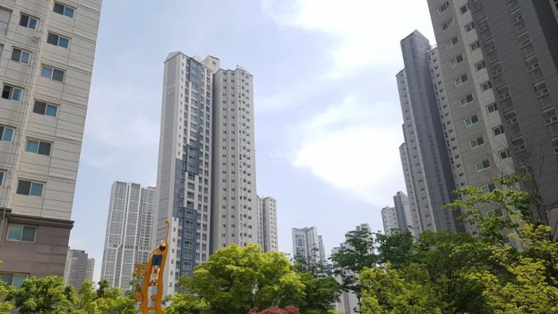 호반베르디움 특유의 색체와 디자인이 묻어 있는 단지 외형입니다