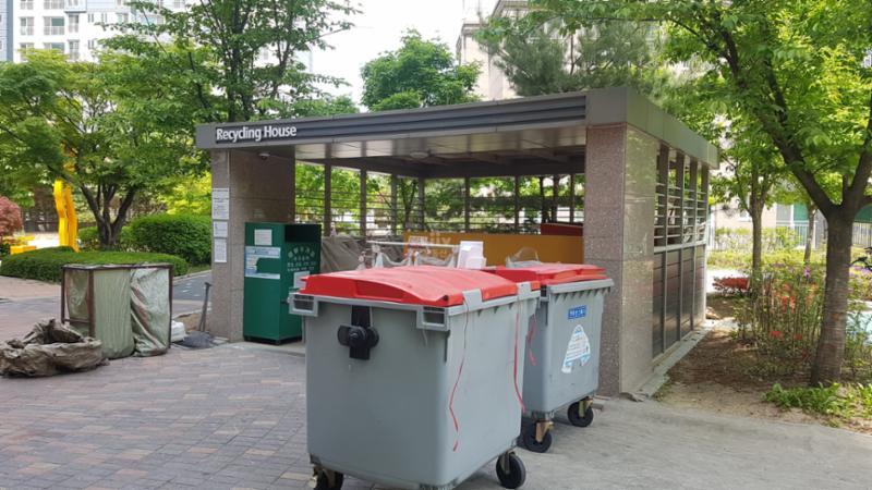 단지 내 분리수거장입니다